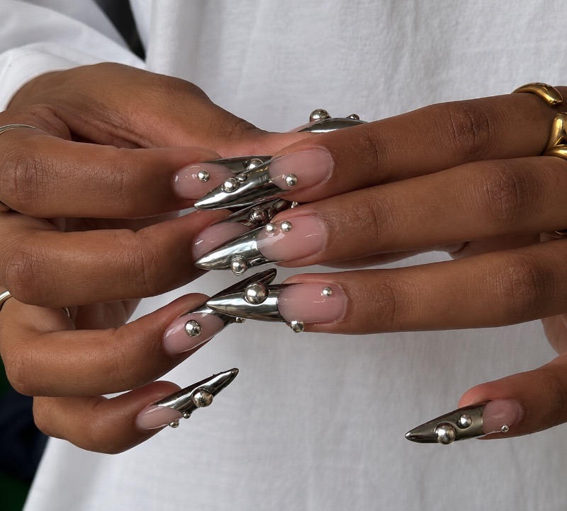 Ongles stiletto french silver