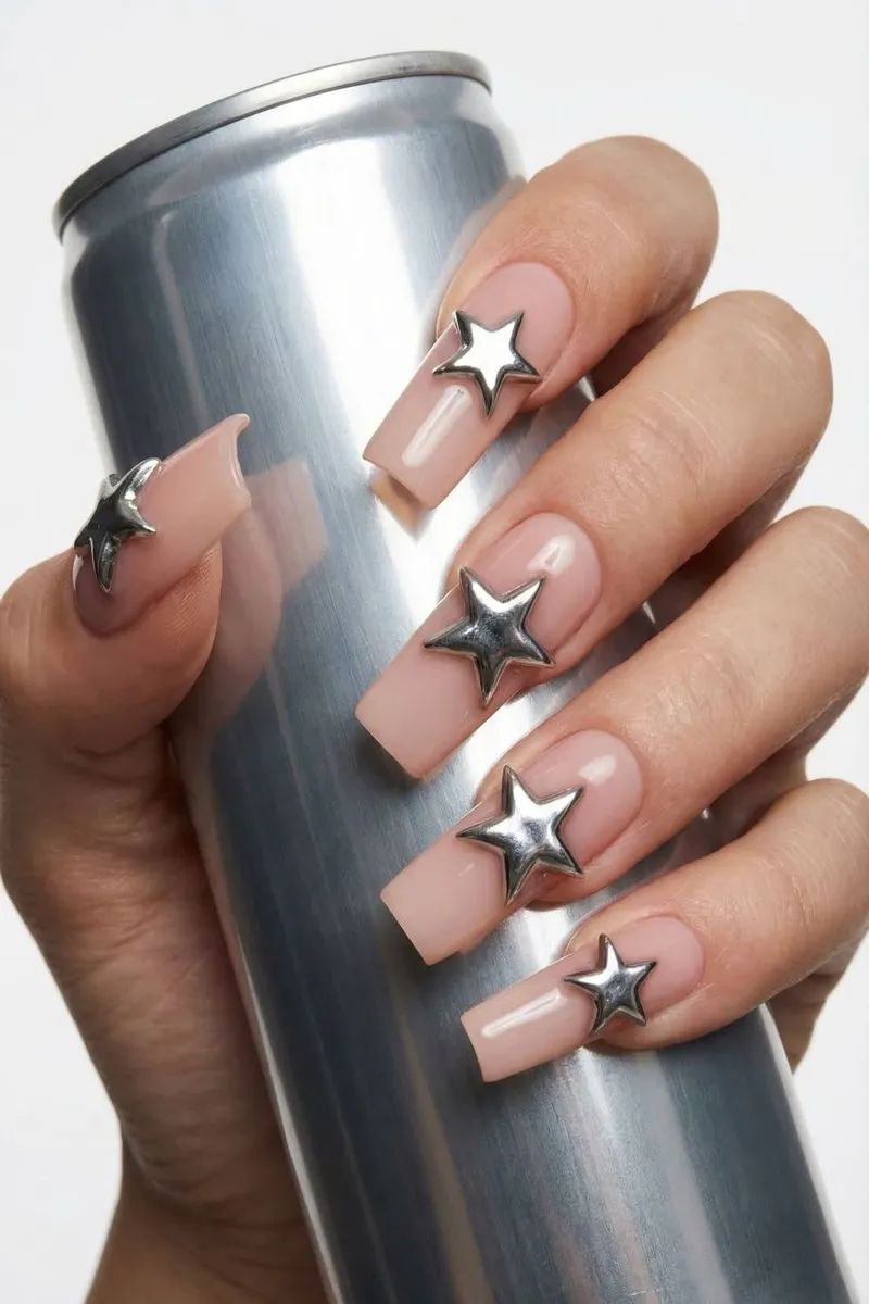 Ongles carrés nude ornés d’étoiles chromées en relief