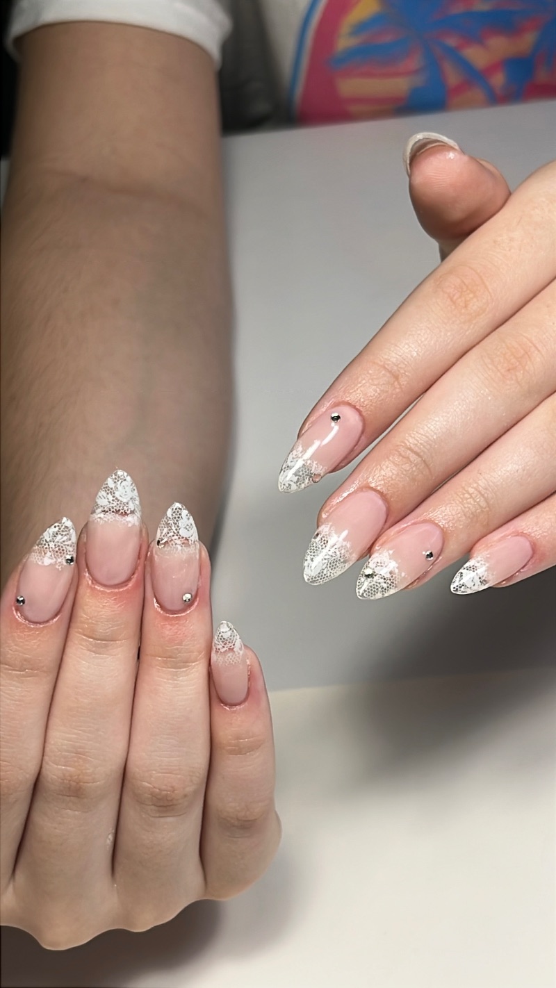 Ongles nude en dentelle