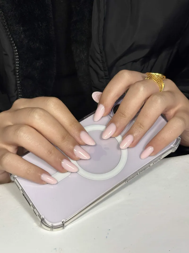 Ongles amande rose pâle