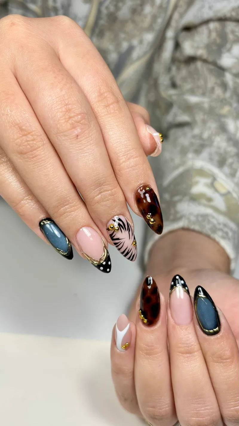 Nail art mixte : cat eye bleu, écaille, zèbre et perles dorées