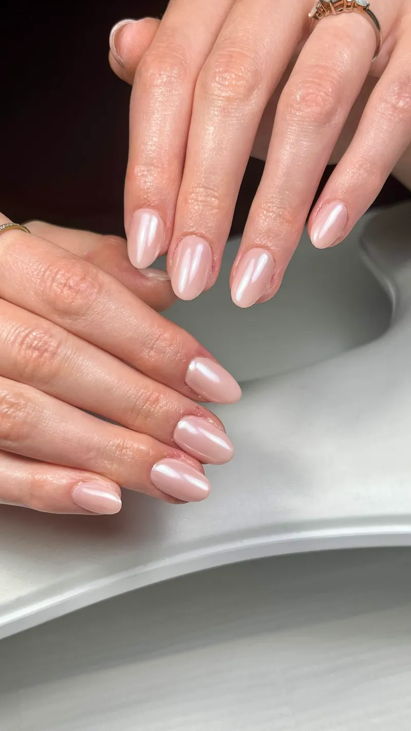Ongles courts rose nacré effet chrome