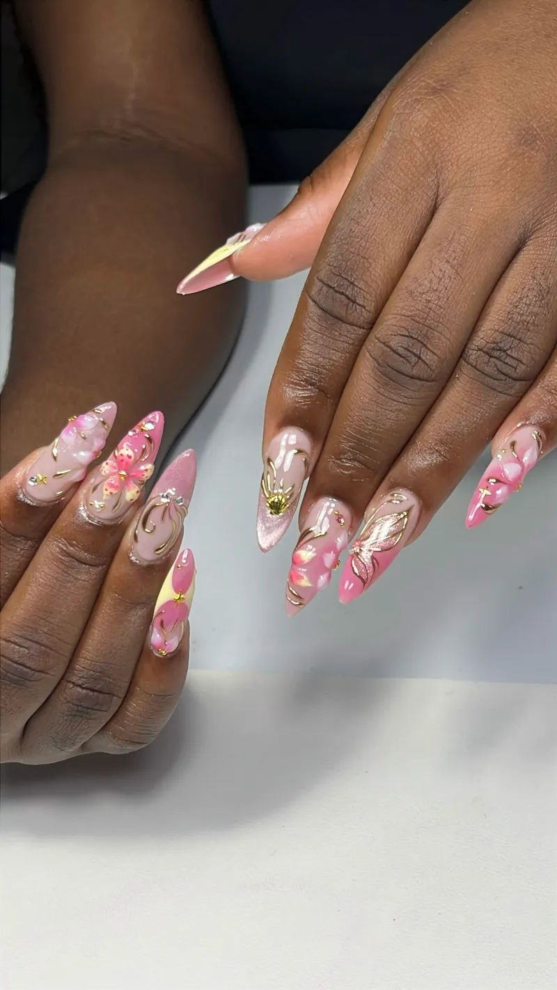 Stiletto rose, fleurs 3D et lignes dorées