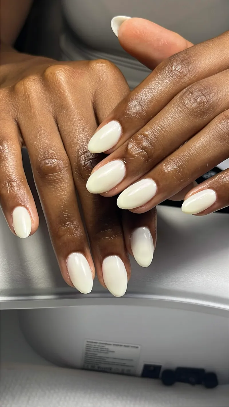 Ongles amande blanc lait