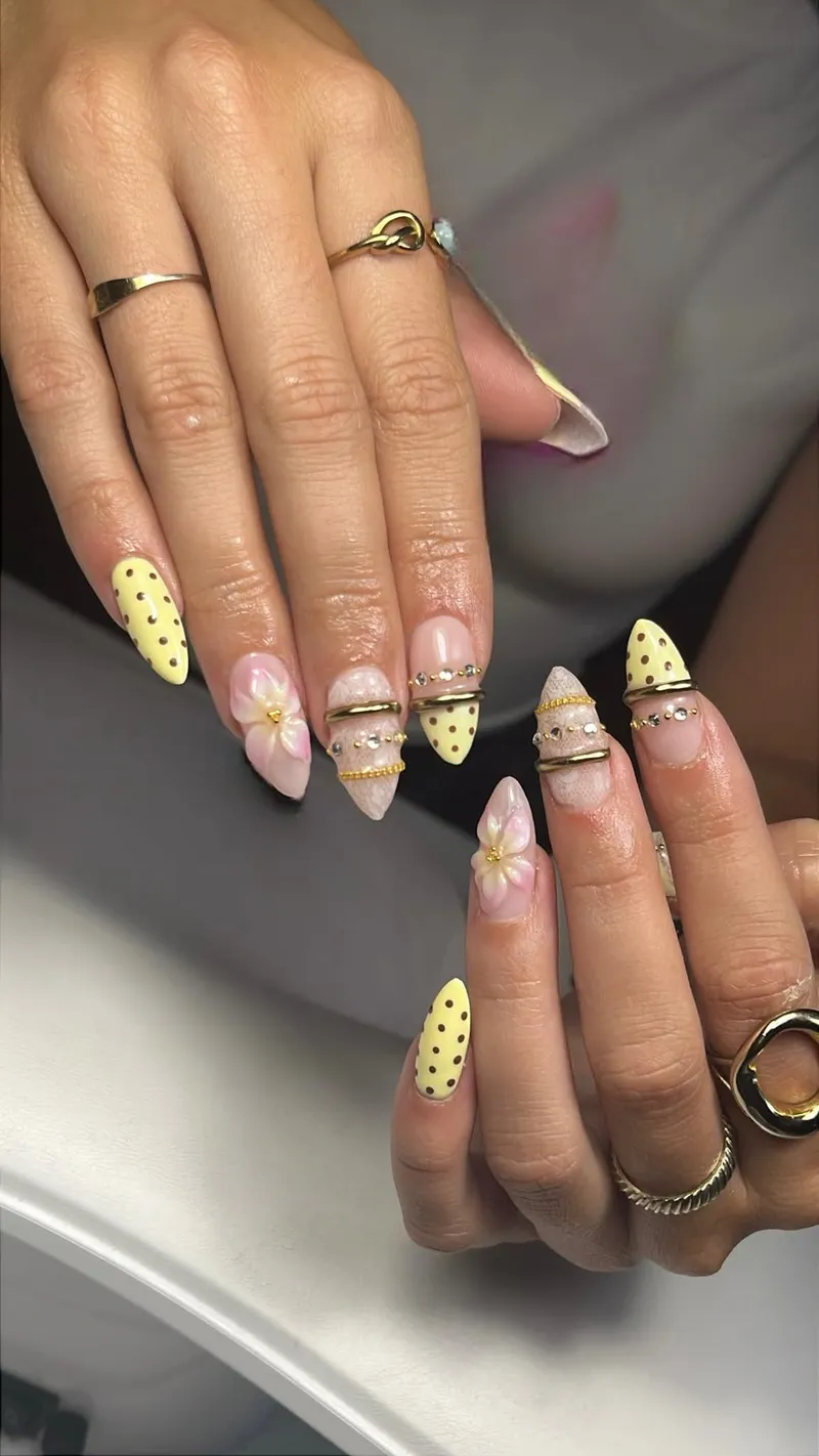 Stiletto jaune à pois, fleurs 3D et anneaux dorés